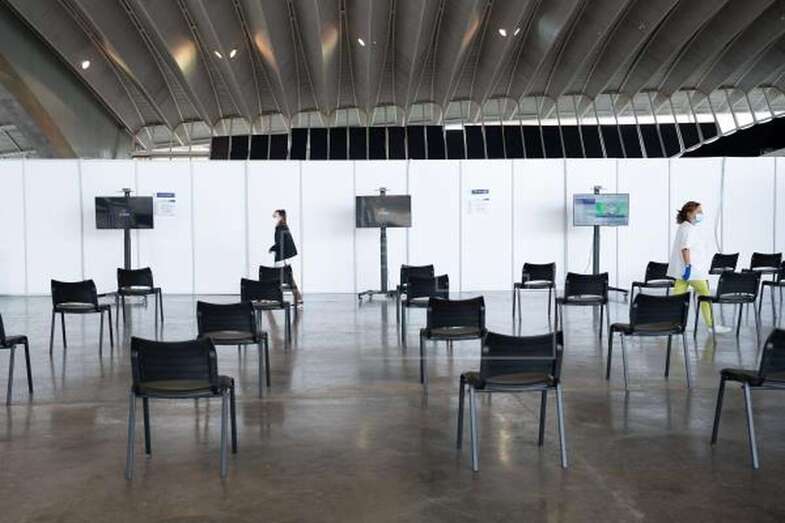 Dependencias habilitadas en el Recinto Ferial de Santa Cruz de Tenerife como punto de vacunación masiva contra la covid-19 / EFE Ramón de la Rocha